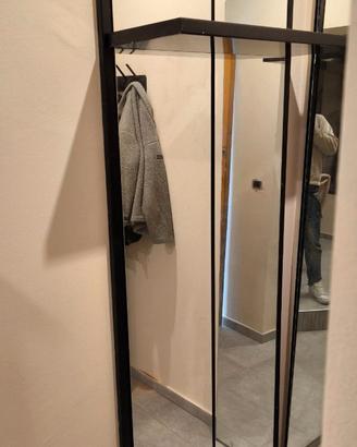 Parete a specchio ingresso con mensola