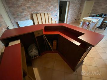 Mobile da bar  con sgabelli. 