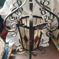 Grande lanterna in ferro battuto con vetri colorat