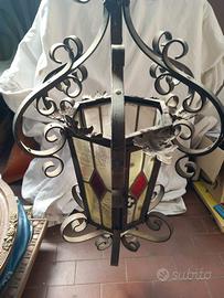 Grande lanterna in ferro battuto con vetri colorat