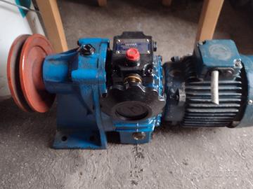 Perfettamente funzionante motoriduttore 380 wolt.