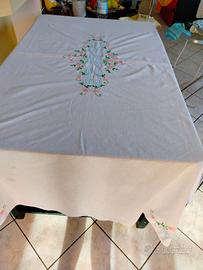 tovaglia ricamata a mano 