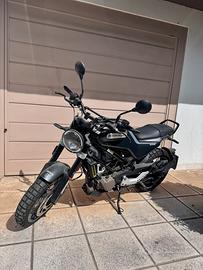 Moto Husqvarna Svartpilen 125 - 2021 - 5000km