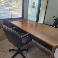 Scrivania da ufficio in legno
