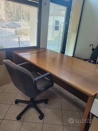 Scrivania da ufficio in legno