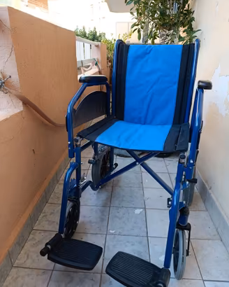Sedia a rotelle pieghevole