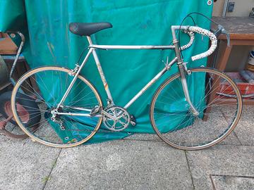 Vecchia bici da corsa funzionante.