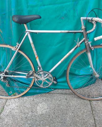 Vecchia bici da corsa funzionante.