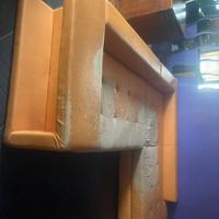 divano sedie e specchi