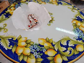 Tavoli maiolicati a mano in pietra lavica