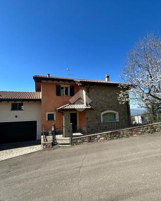 VILLA A SCHIERA D'ANGOLO A SERRAMAZZONI