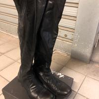 Stivali al ginocchio aderenti pelle nera coulisse