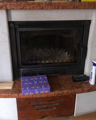 Rivesimento camino in marmo rosso di Verona