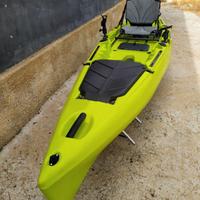 KAYAK DA PESCA CON PEDALI A PINNA