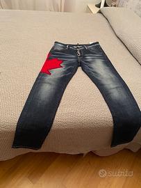 jeans Dsquered 2 con inserti e scritta rossa