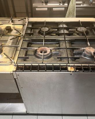 Fornelli e Forno Cucina Professionale