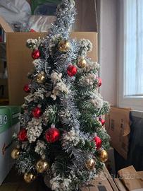 Alberello di Natale ecologico addobbato con luci.