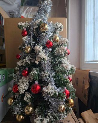 Alberello di Natale ecologico addobbato con luci.