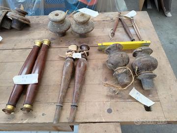 Componenti in legno per mobili antichi. 