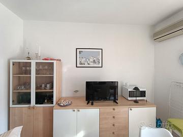 Mobile arredamento. Armadio, cassetti e armadietti