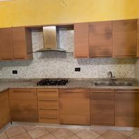 Cucina angolare con elettrodomestici