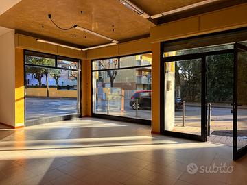 Locale commerciale/Magazzino/ ufficio / Garage