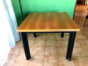 Tavolo 1m x 1m,allungabile,in legno + 4 sedie