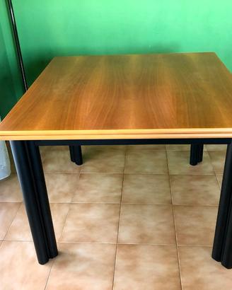 Tavolo 1m x 1m,allungabile,in legno + 4 sedie