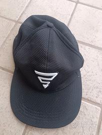 Cappellino sportivo nero con logo