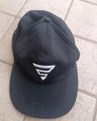 Cappellino sportivo nero con logo