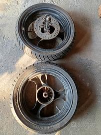 Cerchi con pneumatici scooter.