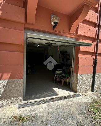 MAGAZZINO A GENOVA