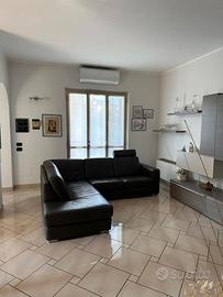 divano in pelle angolare con chaise longue