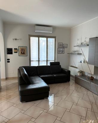 divano in pelle angolare con chaise longue