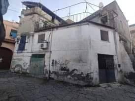 Palazzo / Stabile di 320 m² con più di 5 locali a 