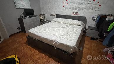 Camera da letto completa di comodini letto e comò