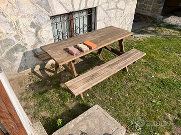 Gruppo tavolo con panche