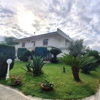 RIF. 1206 - PRESTIGIOSA VILLA CON GIARDINO E PISCI