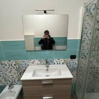 Specchio e lavandino con mobile