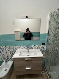 Specchio e lavandino con mobile
