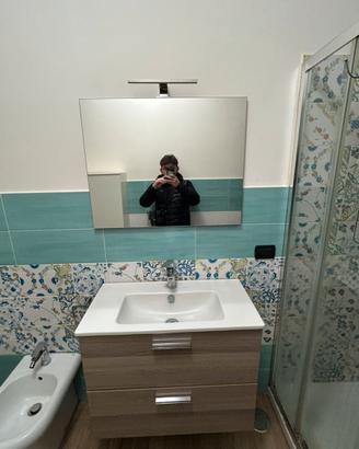 Specchio e lavandino con mobile