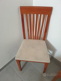 sedie in legno massiccio colore ciliegio.