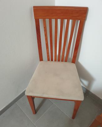 sedie in legno massiccio colore ciliegio.