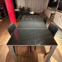 Tavolo in cristallo nero lucido