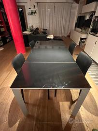Tavolo in cristallo nero lucido