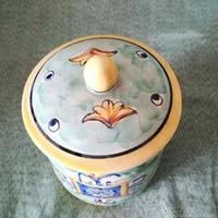 Barattolo e taglieri