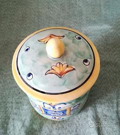 Barattolo e taglieri