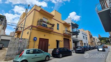 Castelvetrano casa ind. con ampio garage