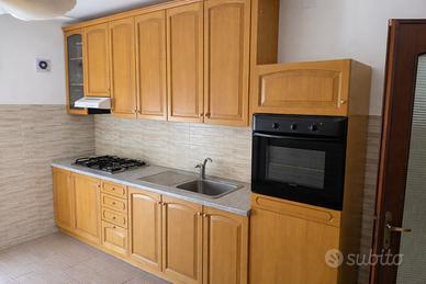 Cucina completa con elettrodomestici – disponibile