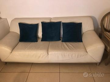 divano bianco tre posti